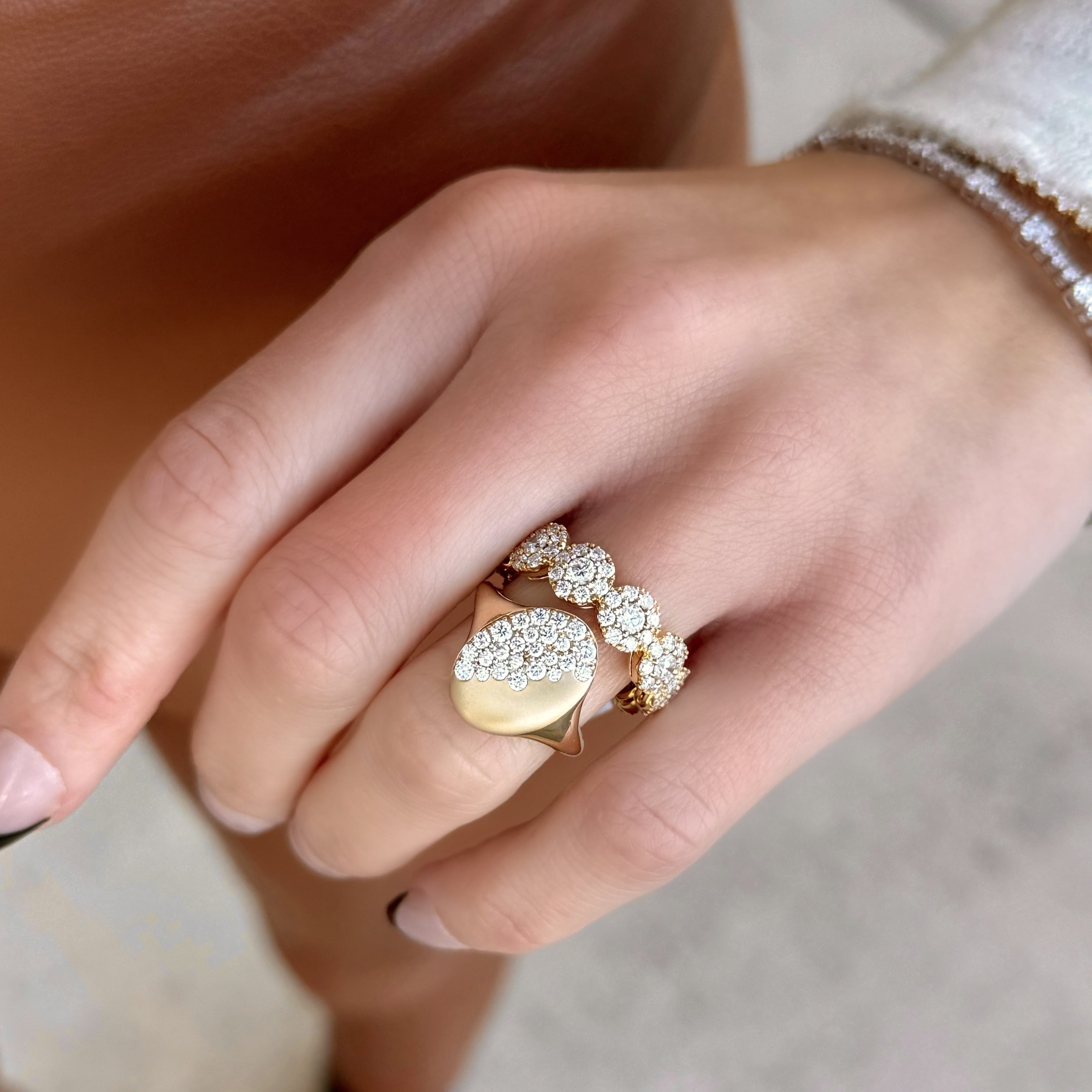 Scattered Diamond Oval Ring